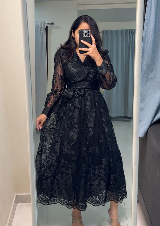 Nien Exquisite Tie Up Lace Dress